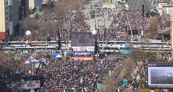 Police buses are parked in Gwanghawmun area to control movement of political protesters in central Seoul on March 8. [YONHAP]