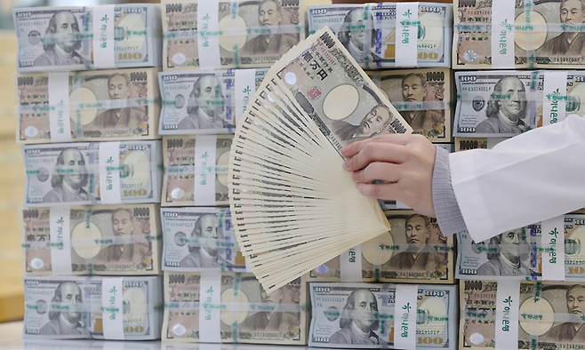 서울 중구 하나은행 본점 위변조대응센터에 달러와 엔화가 놓여 있다. 연합뉴스