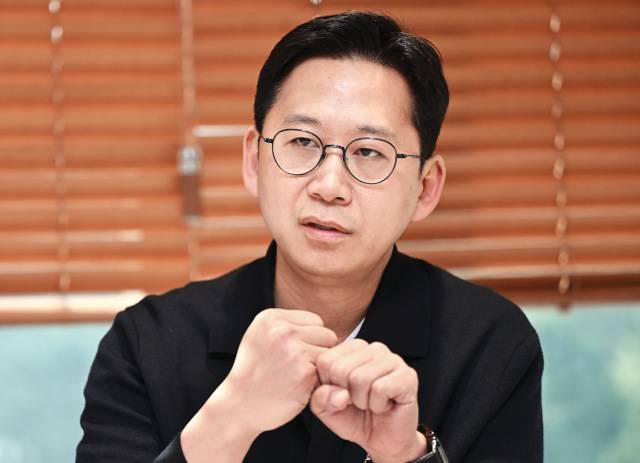 배경훈 LG AI연구원장이 지난 10일 서울 강서구 LG AI연구원에서 국민일보와 만나 세계 각국의 인공지능(AI) 개발 경쟁이 치열한 상황에서 한국이 취해야 할 전략을 제시했다. 그는 에이전틱 AI 시대에서 데이터의 중요성을 강조하며 LG AI연구원이 관련 기술 개발에 매진하고 있다고 밝혔다. 윤웅 기자