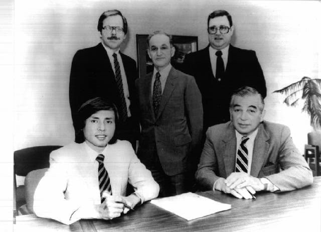 백종만(왼쪽 첫 번째) YPP 회장이 영풍물산 시절 GE 중역들과 함께 기념촬영을 하고 있다. 백 회장 제공