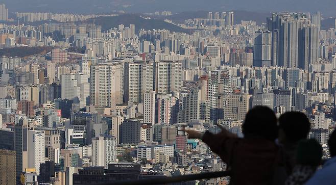 서울 집값 상승폭이 커지는 가운데 내년 신규 입주 물량마저 절반 규모로 줄어들어 심각한 공급 부족 현상이 우려되고 있다. 사진은 남산에서 바라본 서울에 아파트. [이승환 기자]