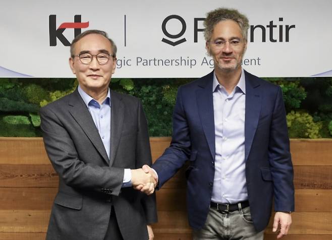 KT 김영섭 대표(왼쪽)와 팔란티어 공동 창립자 겸 CEO 알렉스 카프가 12일(현지 시간) AX 사업 가속화를 위한 전략적 파트너십을 체결했다./사진=KT