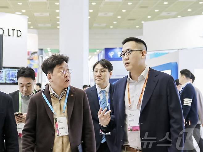 김동선 한화세미텍 미래비전총괄 부사장이 세미콘 코리아 2025 부스 곳곳을 돌며 기술 현황을 살피는 모습/사진=뉴스1