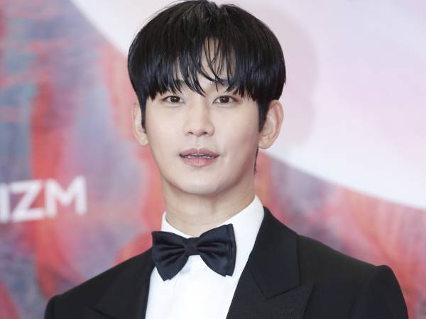 유튜브 채널 '가로세로연구소' 측이 김수현에 대한 추가 사진, 영상을 공개하지 않기로 했다. 사진은 배우 김수현이 지난해 5월7일 오후 서울 강남구 코엑스에서 열린 '60회 백상예술대상' 레드카펫 행사에서 포즈를 취하고 있는 모습. /사진=뉴스1