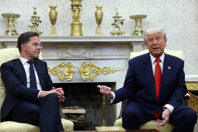 나토 수장 만난 트럼프 13일 도널드 트럼프(오른쪽) 미국 대통령이 워싱턴DC 백악관 집무실에서 마르크 뤼터 나토(북대서양조약기구) 사무총장과 회담을 갖기에 앞서 취재진의 질문에 답하고 있다. 로이터 연합뉴스