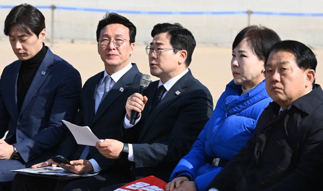 野 광화문 최고위원회 박찬대(왼쪽 세 번째) 더불어민주당 원내대표가 14일 오전 서울 종로구 광화문 앞에서 열린 현장 최고위원회의에서 발언하고 있다.  박윤슬 기자