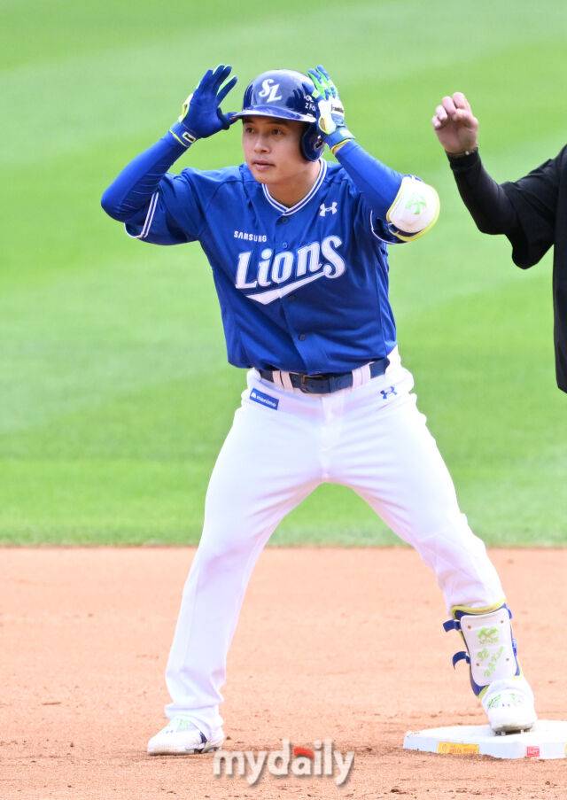 19일 오후 서울 잠실야구장에서 진행된 '2024 프로야구 KBO리그 포스트시즌' 플레이오프 4차전 LG트윈스와 삼성라이온즈의 경기. 삼성 김헌곤이 9회초 2사 1루서 안타를 치고 있다./마이데일리