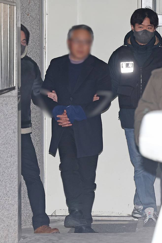 서울서부지법 난동 사태에 가담한 사랑제일교회 특임전도사 윤모 씨가 지난 2월 5일 서부지법에서 열리는 구속 전 피의자 심문(영장실질심사) 출석을 위해 서울 마포경찰서를 나서고 있다. [연합]