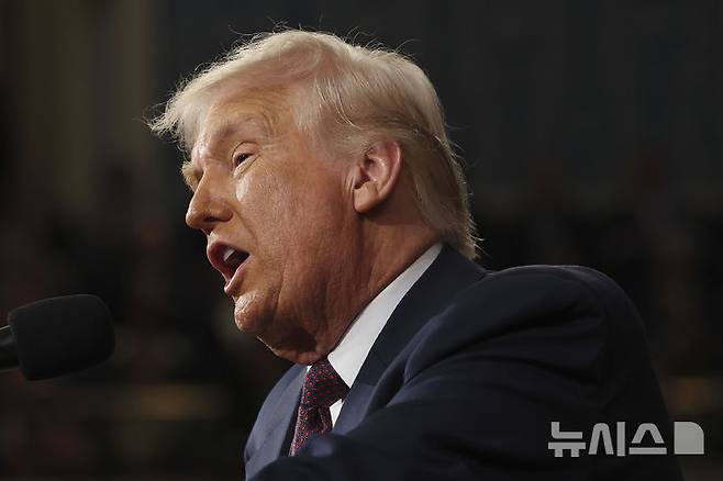 [워싱턴=AP/뉴시스] 도널드 트럼프 미국 대통령이 4일(현지 시간) 미 의회에서 상·하원 합동 연설을 하고 있다. 2025.03.05.