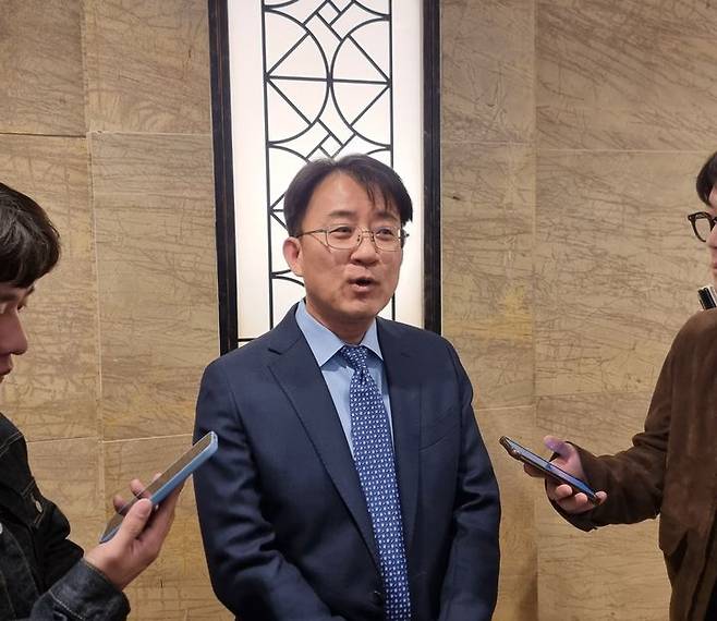 [서울=뉴시스]이지용 기자 = 이청 삼성디스플레이 사장이 14일 오전 서울 롯데호텔월드에서 열릴 한국디스플레이산업협회 이사회 및 정기총회에 앞서 기자들과 만나 발언하고 있다. 2025.03.14. leejy5223@newsis.com *재판매 및 DB 금지