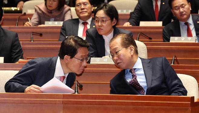 국민의힘 권영세 비상대책위원장(앞줄 오른쪽)과 김상훈 정책위의장이 13일 국회에서 열린 의원총회에서 대화하고 있다. 연합뉴스