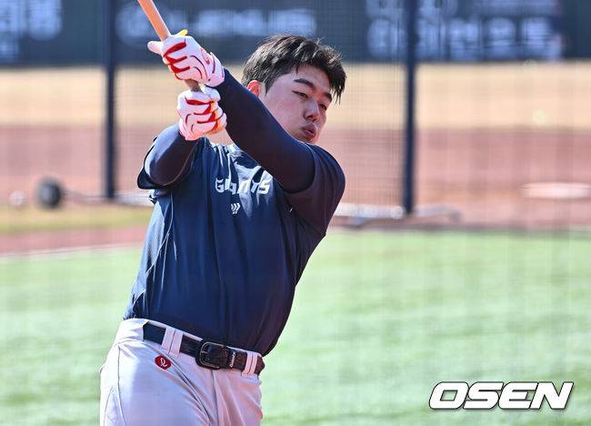 [OSEN=부산, 이석우 기자] 11일 부산 사직야구장에서 2025 신한 SOL 뱅크 KBO 리그 롯데 자이언츠와 LG 트윈스의 시범경기가 열렸다. 홈팀 롯데는 나균안이 선발로 출전하고, 방문팀 LG는 임찬규가 선발로 출전했다.롯데 자이언츠 고승민이 타격 훈련을 하고 있다. 2025.03.11 / foto0307@osen.co.kr
