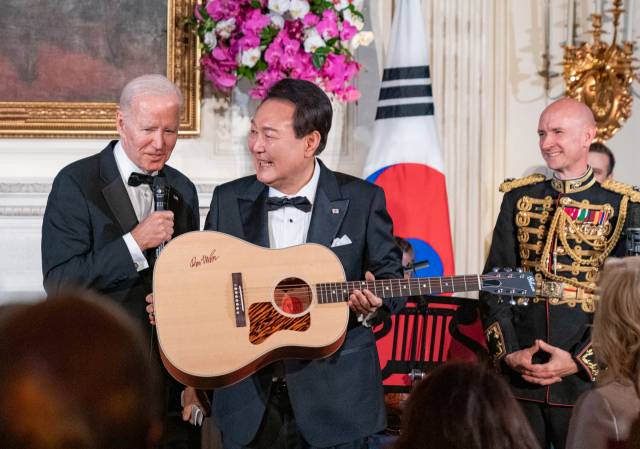 ▲ 2023 4월 26일(현지시간) 미국을 국빈 방문한 윤석열 대통령이 백악관에서 열린 국빈만찬 특별공연에서 조 바이든 대통령으로부터 미국 싱어송라이터 돈 매클린의 친필 서명이 담긴 기타를 선물받고 있다. ⓒ연합뉴스ⓒ