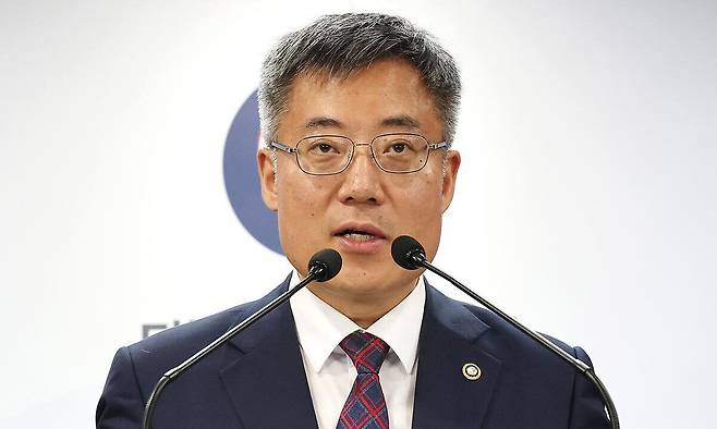 김석우 법무부 장관 직무대행이 14일&nbsp;서울 종로구 정부서울청사에서 이른바 ‘명태균 특검법’ 재의요구&nbsp;관련 브리핑을 하고 있다. 뉴스1