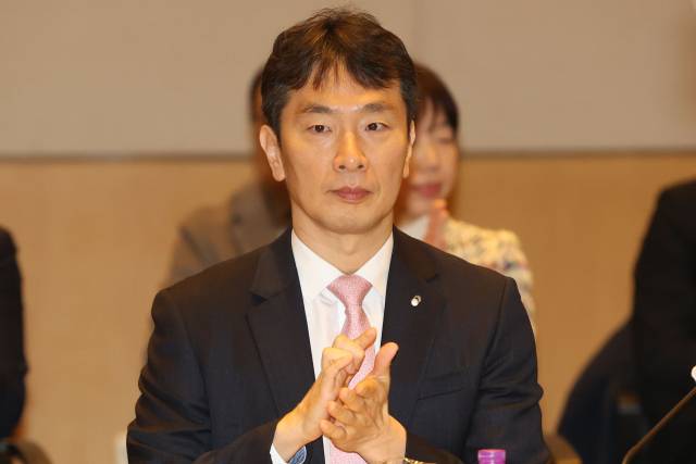 열린이복현 금융감독원장이 13일 서울 여의도 한국경제인협회에서 열린 '기업·주주 상생의 거버넌스 구축을 위한 열린 토론'에 참석하고 있다. 연합뉴스