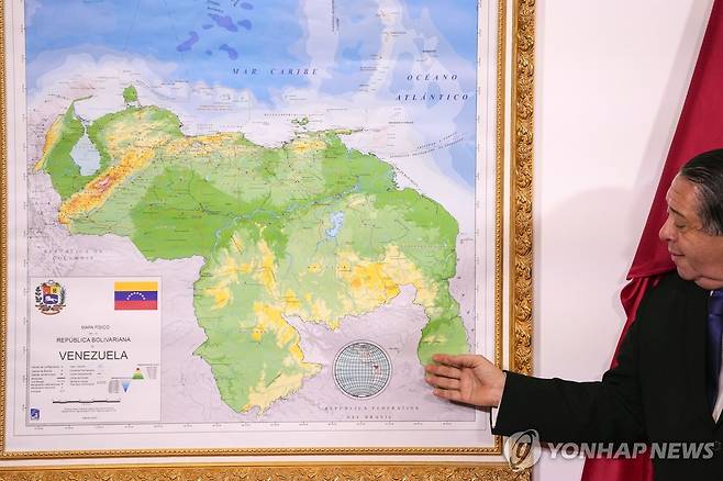 가이아나 지역 영토까지 편입한 베네수엘라 측 지도 [AP 연합뉴스 자료사진. 재판매 및 DB 금지]