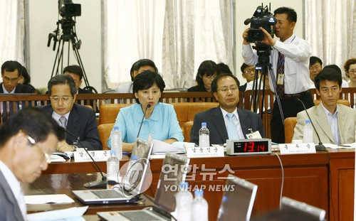 군필자 가산점 부여 찬반 팽팽 (서울=연합뉴스) 김병만 기자 = 5일 국회 국방위에서 열린 군 가산점제도 도입관련 공청회에서 공술인으로 나선 강경근 숭실대교수, 남윤인순 한국여성단체연합 상임대표, 홍두승 서울대교수, 송호창 변호사(왼쪽부터)가 군필자의 가산점 부여에 대해 찬반의견을 피력하고 있다.2007.09.05 kimb01@yna.co.kr