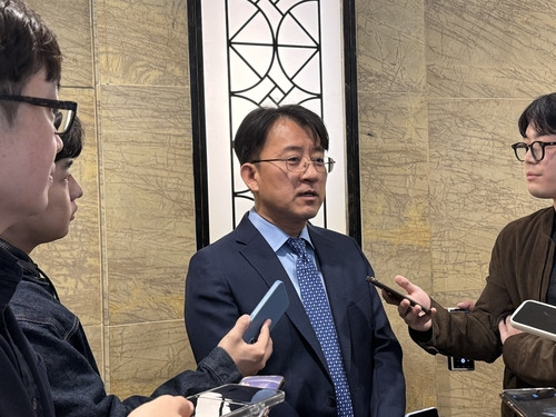 이청 삼성디스플레이 대표이사 사장 (서울=연합뉴스) 이청 삼성디스플레이 대표이사 사장이 14일 서울 송파구 잠실 롯데호텔에서 열린 '2025 한국디스플레이산업협회 정기총회' 행사에 앞서 취재진을 만나 질문에 답변하고 있다. 2025.3.14. [공동취재단 제공. 재판매 및 DB 금지]