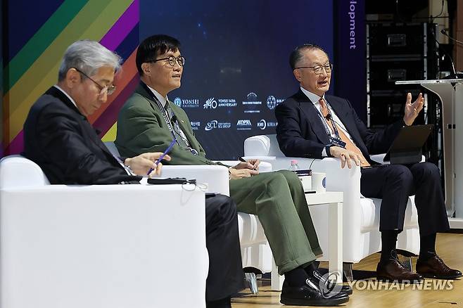 GEEF2025 기조연설하는 김용 전 세계은행 총재 (서울=연합뉴스) 신현우 기자 = 김용 전 세계은행 총재(오른쪽)가 14일 서울 서대문구 연세대학교 백주년기념관에서 열린 제7회 글로벌지속가능발전포럼(GEEF 2025)에 참석해 기조 연설하고 있다. 왼쪽부터 좌장인 윤동섭 연세대 총장, 이창용 한국은행 총재, 김 전 총재. 2025.3.14 nowwego@yna.co.kr