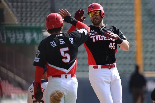 홈런 친 위즈덤 KIA 타이거즈 외국인 타자 패트릭 위즈덤(오른쪽)이 14일 서울 송파구 잠실구장에서 열린 두산 베어스와 시범경기 1회초 투런 홈런을 터뜨린 뒤 김도영과 하이파이브 하고 있다. [KIA 타이거즈 제공. 재배포 및 DB 금지] 2025.3.14.
