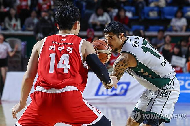 알바노 '어디로' (서울=연합뉴스) 서대연 기자 = 14일 서울 잠실학생체육관에서 열린 2024-2025 KCC 프로농구 정규리그 서울 SK 나이츠와 원주 DB 프로미의 경기. DB 알바노가 패스할 곳을 찾고 있다. 2025.3.14 dwise@yna.co.kr