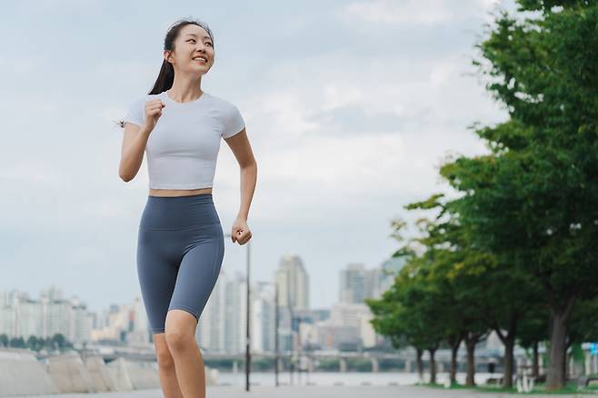 야외 걷기는 러닝머신에서 걷는 것 보다 심박수를 더 많이 증가시켰다. [사진=게티이미지뱅크]