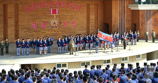 (평양 노동신문=뉴스1) = 북한 노동당 기관지 노동신문은 15일 강원도 고급중학교(고등학교) 졸업반 학생들이 조선인민군 입대를 탄원(자원)했다고 보도했다. 이들은 "미국과 한국을 혁명의 총대로 무자비하게 징벌할 멸적의 의지를 가다듬었다＂라고 신문은 전했다. [국내에서만 사용가능. 재배포 금지. DB 금지. For Use Only in the Republic of Korea. Redistribution Prohibited] rodongphoto@news1.kr