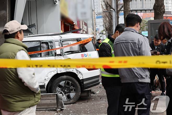 15일 오전 광주 동구 대인동의 한 액세서리 가게에 차량이 돌진해 4명이 부상을 입어 사고 현장이 통제되고 있다. 2025.3.15/뉴스1 ⓒ News1 박지현 기자