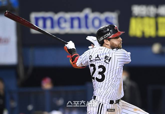 LG 트윈스 오스틴이 9일 잠실구장에서 열린 2024 KBO리그 SSG 랜더스와 경기 8회말 2사 SSG 조병현을 상대로 안타를 치고 세리머니를 하고 있다. 잠실 | 박진업 기자 upandup@sportsseoul.com