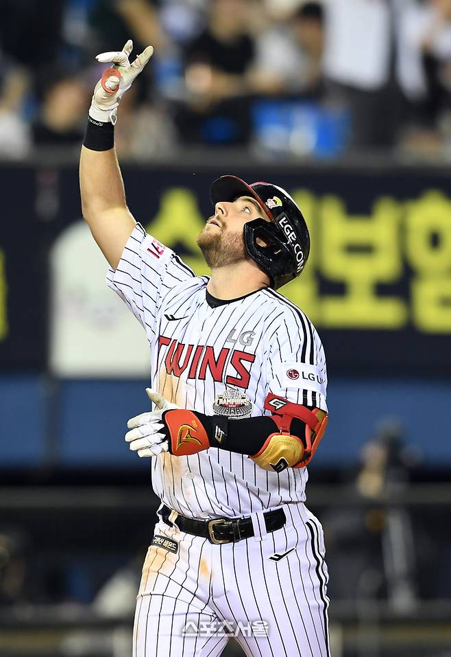 LG 트윈스 오스틴이 3일 잠실구장에서 열린 2024 KBO리그 두산 베어스와 경기 7회말 2사 1루 두산 최지강을 상대로 2점 홈런을 치고 세리머니를 하고 있다. 오스틴의 시즌 8호 홈런. 잠실 | 박진업 기자 upandup@sportsseoul.com