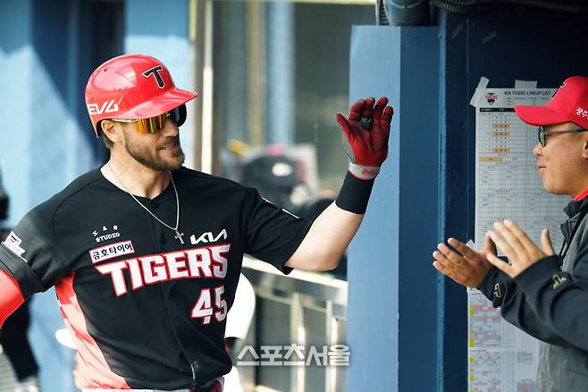 KIA 위즈덤(왼쪽)이 14일 잠실구장에서 열린 2025 KBO리그 두산과 시범경기 1회초 1사 3루 상황에서 두산 선발 최승용을 상대로 2점 홈런을 치고 이범호 감독과 하이파이브를 하고 있다. 위즈덤의 시범경기 첫 홈런. 잠실 | 박진업 기자 upandup@sportsseoul.com