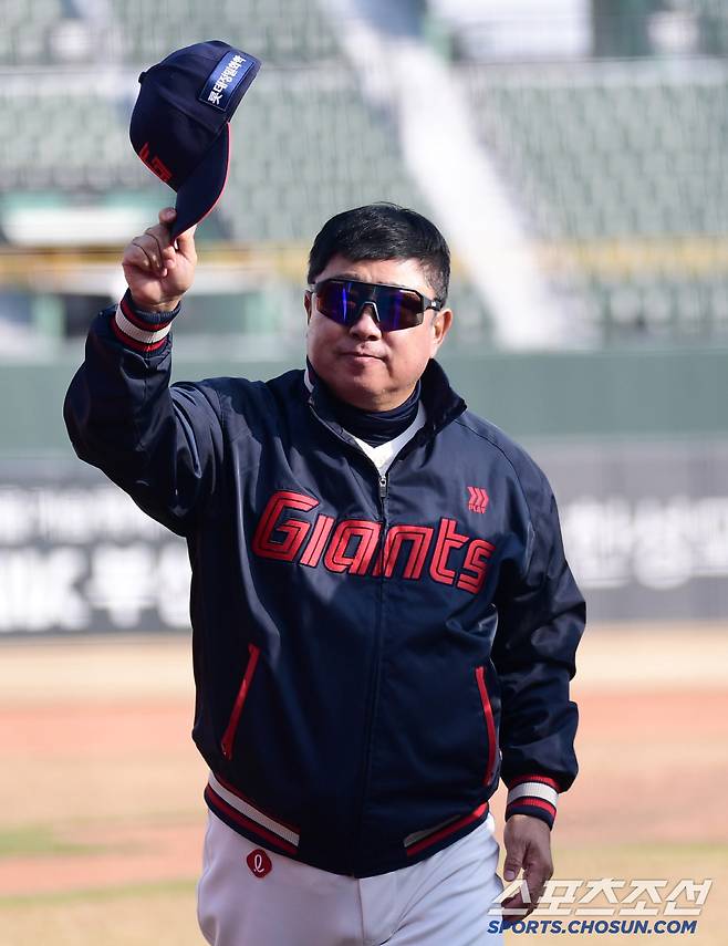 11일 부산 사직구장에서 열린 KBO리그 시범경기 롯데와 LG의 경기. 롯데가 LG에 승리했다. 경기 종료 후 팬들에게 인사를 건네는 김태형 감독. 부산=송정헌 기자songs@sportschosun.com/2025.03.11/