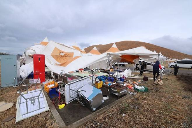 '2025 제주들불축제' 이틀째인 15일 제주시 애월읍 봉성리 새별오름 일대 축제 행사장이 강풍으로 아수라장이 돼 있다. 제주시는 이날 오전 행사 전면 취소를 공지했다. 연합뉴스