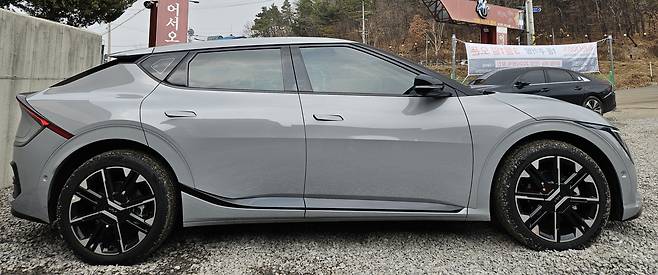 더 뉴 EV6 GT 라인의 측면부 모습. /김지환 기자