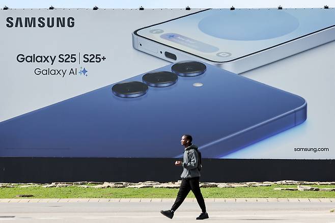 갤럭시S25 시리즈 광고판. /뉴스1