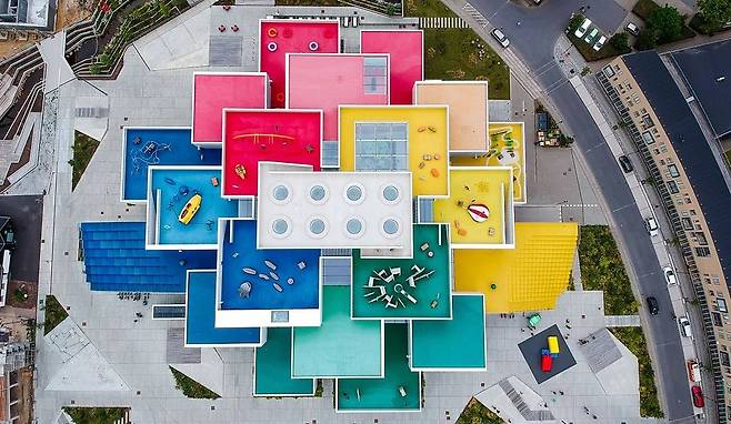 덴마크 빌룬드에 있는 레고 체험센터인 레고하우스를 위에서 내려다본 모습. 레고 홈페이지