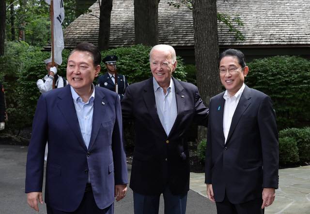 윤석열 대통령이 2023년 8월(현지시간) 미국 워싱턴DC 캠프 데이비드에서 열린 한미일 정상회의에서 조 바이든 전 미국 대통령, 기시다 후미오 전 일본 총리와 기념촬영을 하고 있다. 대통령실 제공