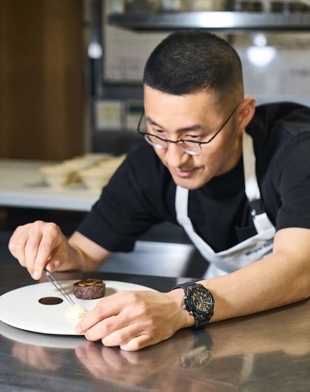 집중해 음식을 만들고 있는 강민구 셰프. 밍글스 제공