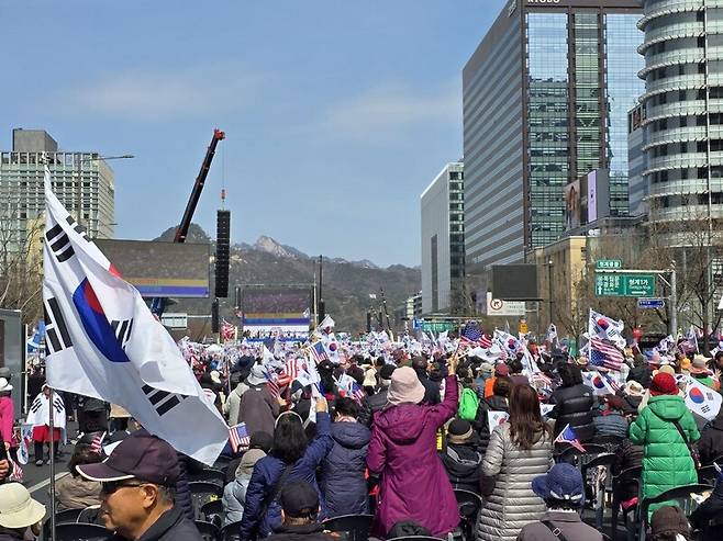 15일 ‘윤석열 대통령 탄핵반대 국민대회’에 모인 윤대통령 지지지들이 성조기와 태극기를 흔들고 있다. 김가윤기자.