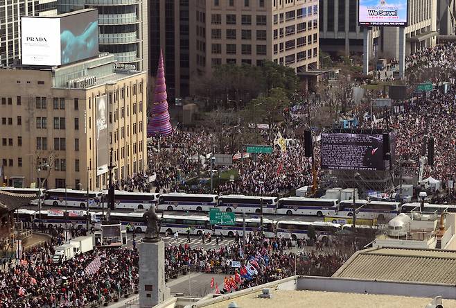 15일 오후 서울 광화문사거리 일대에서 윤석열 대통령 지지자들이 집회를 열고 있다. 김태형 기자 xogud555@hani.co.kr