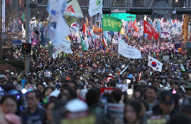 ‘윤석열즉각퇴진·사회대개혁 비상행동(비상행동)’이 15일 오후 서울 종로구 광화문 동십자각 일대에서 연 ‘100만 시민 총집중의 날’ 집회에서 참가자들이 윤 대통령에 대한 헌재의 즉각 파면 선고를 촉구하며 종로3가 방향으로 행진하고 있다. 김태형 기자 xogud555@hani.co.kr