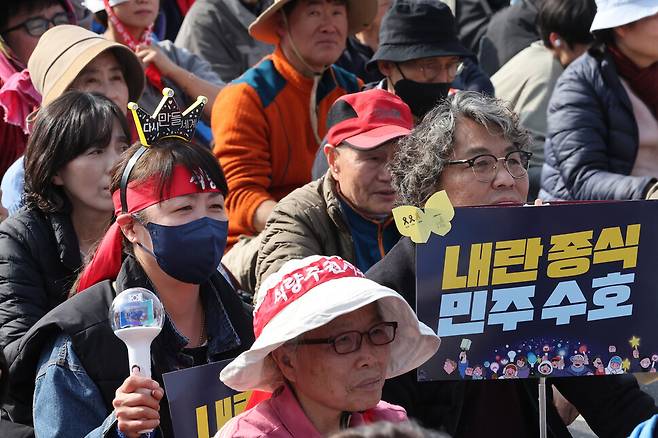 ‘윤석열즉각퇴진·사회대개혁 비상행동(비상행동)’이 15일 오후 서울 종로구 광화문 일대에서 연 ‘100만 시민 총집중의 날’ 집회에서 참가자들이 윤 대통령에 대한 헌재의 즉각 파면을 촉구하고 있다. 김태형 기자