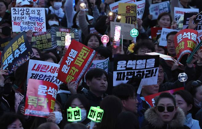 ‘윤석열즉각퇴진·사회대개혁 비상행동(비상행동)’이 15일 오후 서울 종로구 광화문 동십자각 일대에서 연 ‘100만 시민 총집중의 날’ 집회에서 참가자들이 윤 대통령에 대한 헌재의 즉각 파면을 촉구하고 있다. 김태형 기자