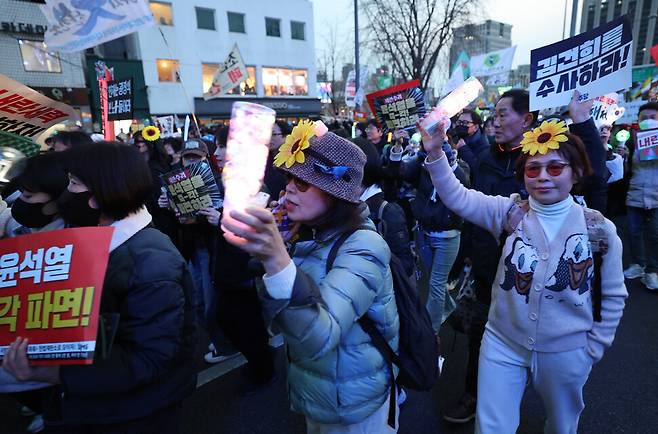 ‘윤석열즉각퇴진·사회대개혁 비상행동(비상행동)’이 15일 오후 서울 종로구 광화문 동십자각 일대에서 연 ‘100만 시민 총집중의 날’ 집회에서 참가자들이 윤 대통령에 대한 헌재의 즉각 파면을 촉구하며 행진하고 있다. 김태형 기자