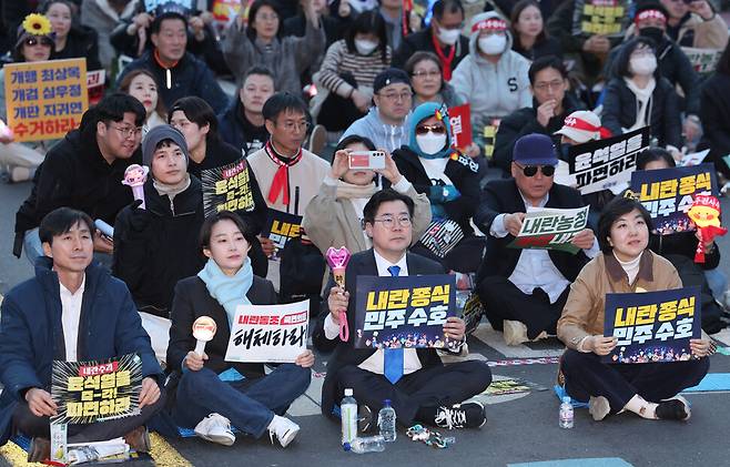 ‘윤석열즉각퇴진·사회대개혁 비상행동(비상행동)’이 15일 오후 서울 종로구 광화문 동십자각 일대에서 연 ‘100만 시민 총집중의 날’ 집회에서 야5당 정치인들이 함께 해 윤 대통령에 대한 헌재의 즉각 파면을 촉구하고 있다. 김태형 기자