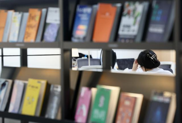 한 학생이 지난달 14일 서울시내 한 대학 도서관에서 공부하고 있다. 뉴시스