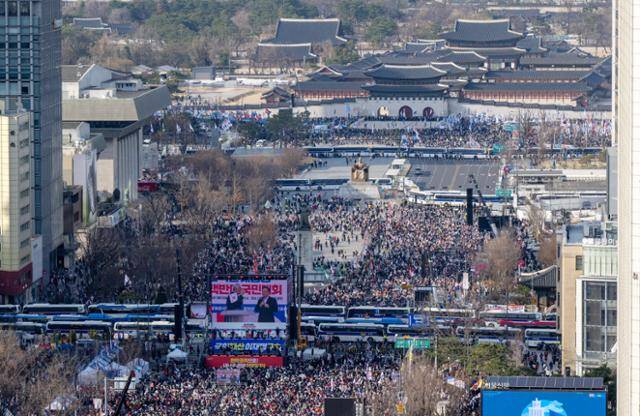 윤석열 대통령 탄핵심판 선고가 임박한 15일 서울 광화문광장을 사이에 두고 탄핵 찬반 집회가 진행되고 있다. 홍인기 기자