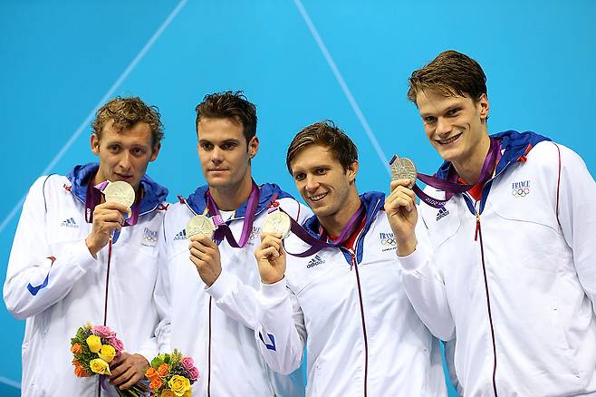 런던올림픽 프랑스 수영 국대팀과 야니크 아넬 (우)