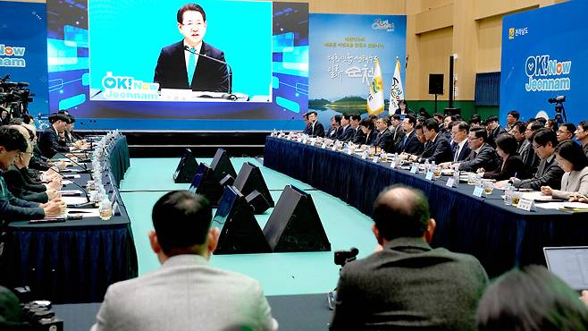 김영록 전라남도지사가 지난 13일 순천시 어울림체육센터 다목적체육관에서 열린 ‘순천시 정책비전 투어’ 행사에서 인사말을 하고 있다. 전남도 제공