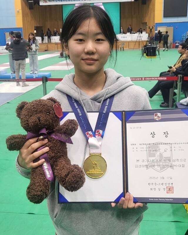 제37회 한국중·고연맹회장배 전국남녀펜싱선수권대회 여중부 사브르에서 우승을 차지한 이라임.안산시G-스포츠클럽 제공